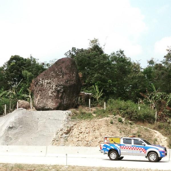 BATU BLENENG Batu Misteri Yang Berdiri Di Tol Cipakali - AnekaNews.net