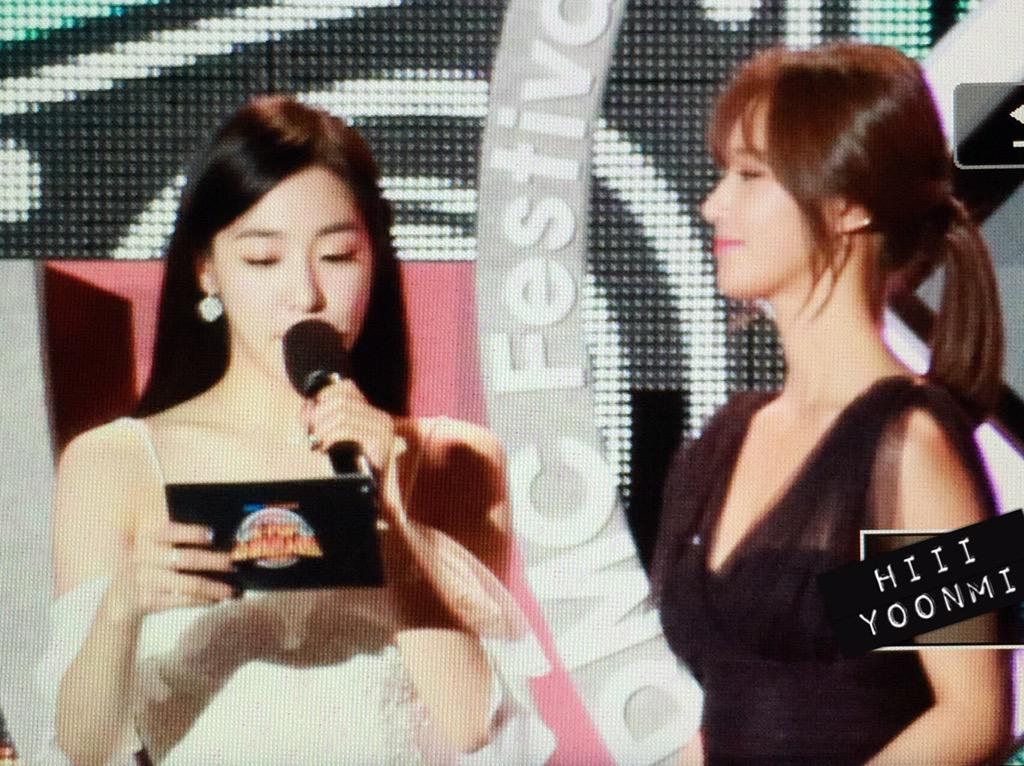 [PIC][05-09-2015]Hình ảnh mới nhất từ "DMC Festival KPOP Super Concert" của SNSD và MC YulTi COI6eKjUwAERX4W