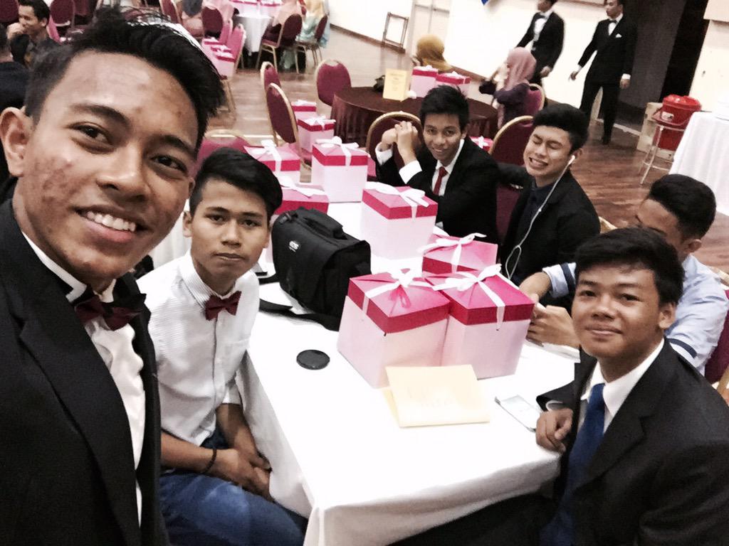 harizjasini's tweet photo. Lapar weh 😭😭 #TPHxTSB #dinner #putihsabby #whitewarrior #TPH #Kingsmans @tunputihcollege http://t.co/AwXKPiGI8p
