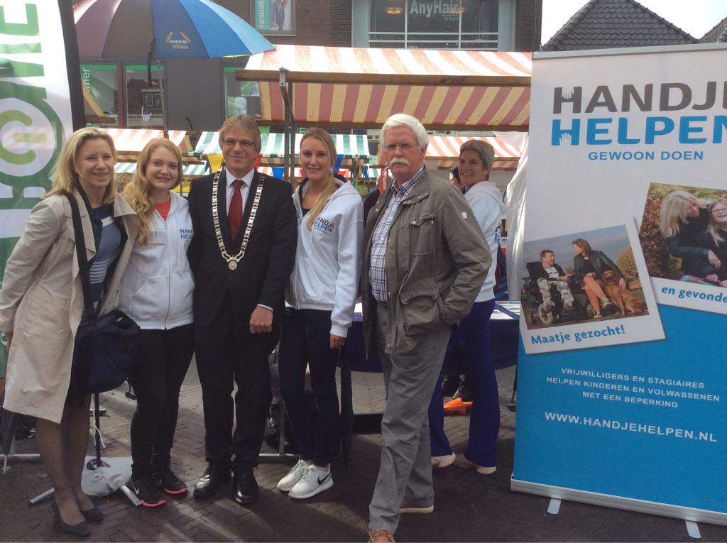 Vanmorgen met <a href="/mwitteman/">marc witteman</a> en <a href="/JaapVerkroost/">Jaap Verkroost</a> op de foto met jonge vrijwilligers van @Handjehelpen op markt #Breukelen