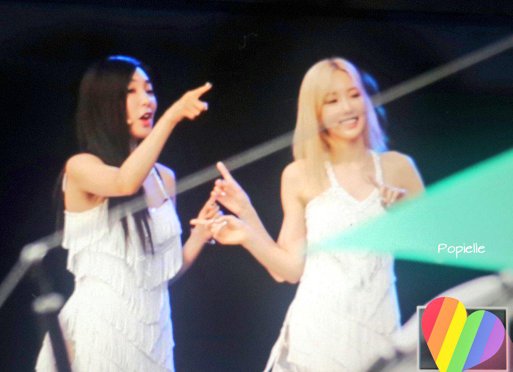 [PIC][05-09-2015]Hình ảnh mới nhất từ "DMC Festival KPOP Super Concert" của SNSD và MC YulTi COIckVUUcAAY00T