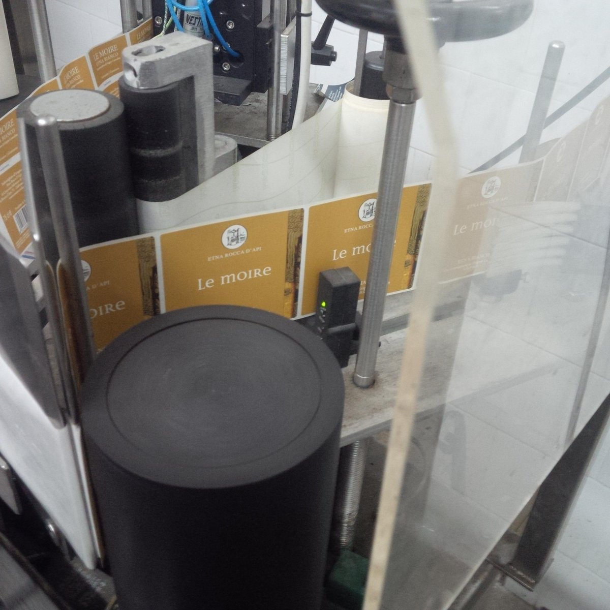 etnaroccadapi's tweet image. Etna#Bianco#Imbottigliamento