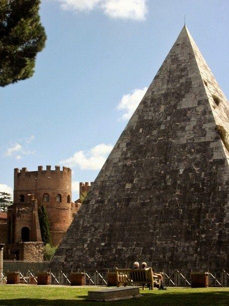 Piramide Cestia #rome #italy #picoftheday