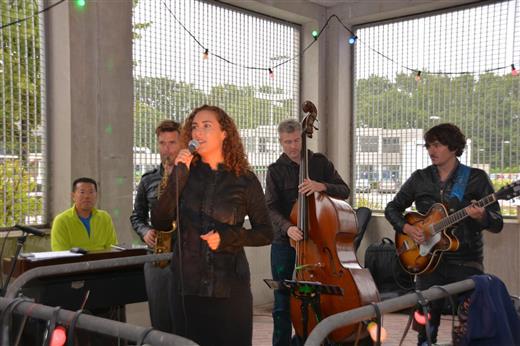 Feestelijke opening  #DéPlek en druk bezochte Bouwstraatdag leidseglibber.punt.nl/content/2015/0… #Leiden @BVLeiden <a href="/Zosjamusic/">Zosja</a>