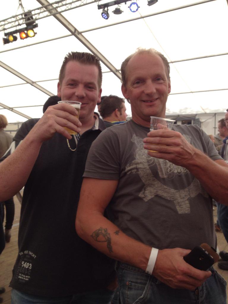 starlightradioo's tweet photo. Aant bieren met @schuurtjebouwer http://t.co/5IbOYr2EpL