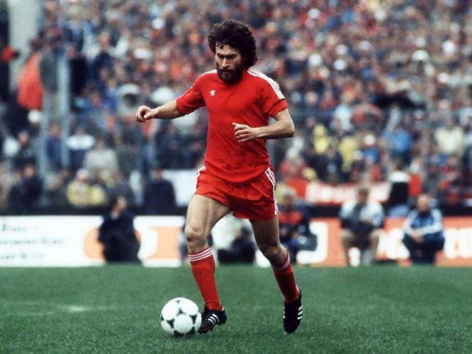 Happy birthday to our legendary midfielder 
Paul Breitner, he turns today to be 64           