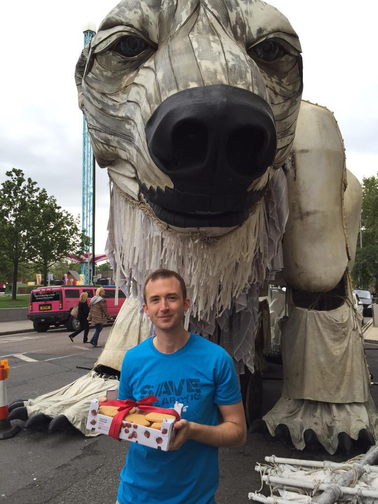 sorryoutofgas's tweet image. Someone has just brought us homemade vegan biscuits! #ArcticRoar #PeopleVsShell