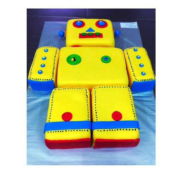 Otherbots's tweet image. Robots are fun! 🌀💛 #special #BirthdayCake #robotcake #robot #fun #kids #ideas #yellow #sweet #delicious #cake #cake…