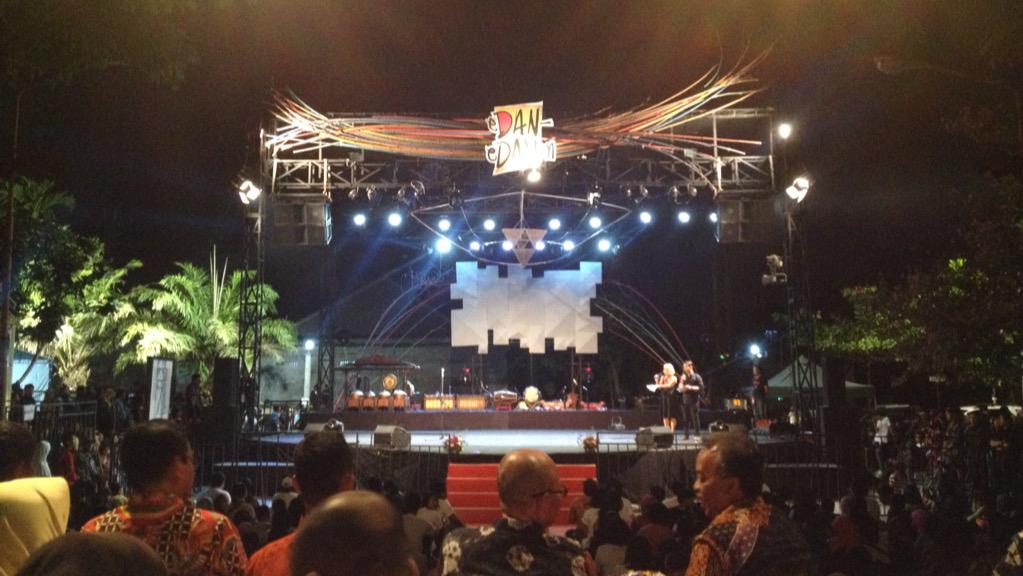 BerandaJogja's tweet photo. Mas @gundhissos dan Mbak @firasasmita sebagai MC dalam Penutupan #FKY27 sudah berada di atas panggung #eDANeDANan http://t.co/3XSbC8754X