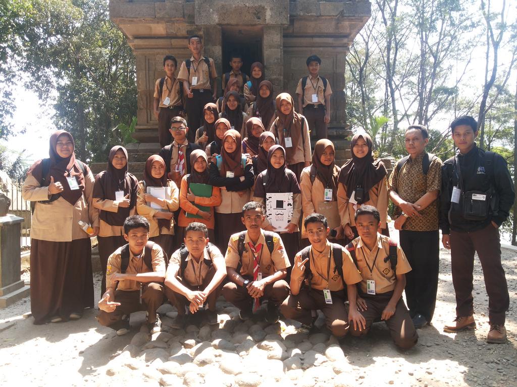 luki4r's tweet photo. Club arkeologi alwahid serius melakukan keg fieldtrip di candi cangkuang http://t.co/coM6Vi8jR3