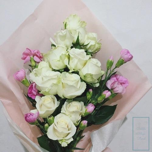 talkinxshit's tweet image. || @flaugirl 

+ "Ehem." 
Ia berdiri sambil membawa sebuket bunga. (Vis)

Tangan kanannya bersiap untuk +