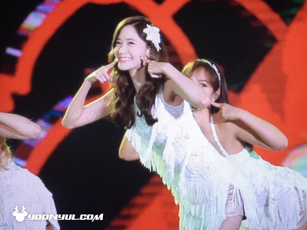 [PIC][05-09-2015]Hình ảnh mới nhất từ "DMC Festival KPOP Super Concert" của SNSD và MC YulTi COJKPjzU8AE8u1x