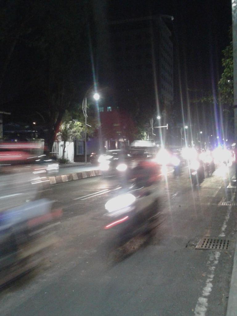 FOBSurabaya's tweet photo. untuk yg lewat jl. panglima sudirman sebelum bambu runcing harap berhati" karena ada ceceran oli. @e100ss http://t.co/Iep0a1UUPE