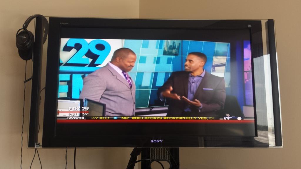 mycrazyworld___'s tweet image. YAY BILL A!! Killin' it. Miss you man... #Fox29Weekend #fox29family #chasingfamily @BillAFox29