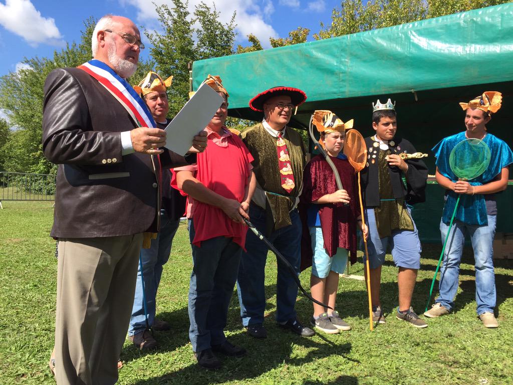 SandrineLeclere's tweet photo. #insolite concours international de lancer de bouillette sur gazon #exoudun #deuxsevres @F3PoitouChtes http://t.co/0e66qAP55y
