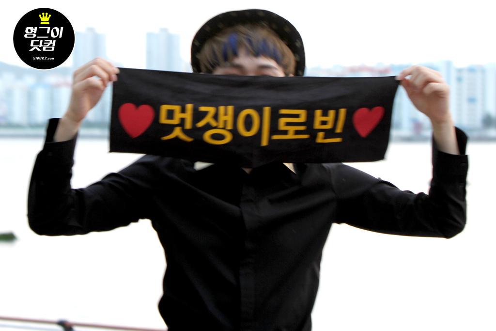 910802_com's tweet photo. 150904 부산롯데콘서트 #비티엘 #BTL #로빈 
#이형근 #형그이 (@btl__robin) 세계최고 멋쟁이
로빈오빠👍💕 http://t.co/3CVIS9JxPP