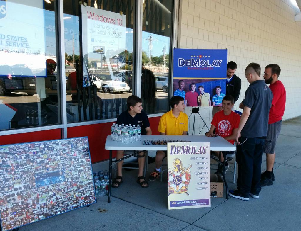 iancmac's tweet photo. Members of Old Colony ready to introduce Dorchester to DeMolay.  @MA_DeMolay @OCDeMolay http://t.co/in7Rsdo9Uz