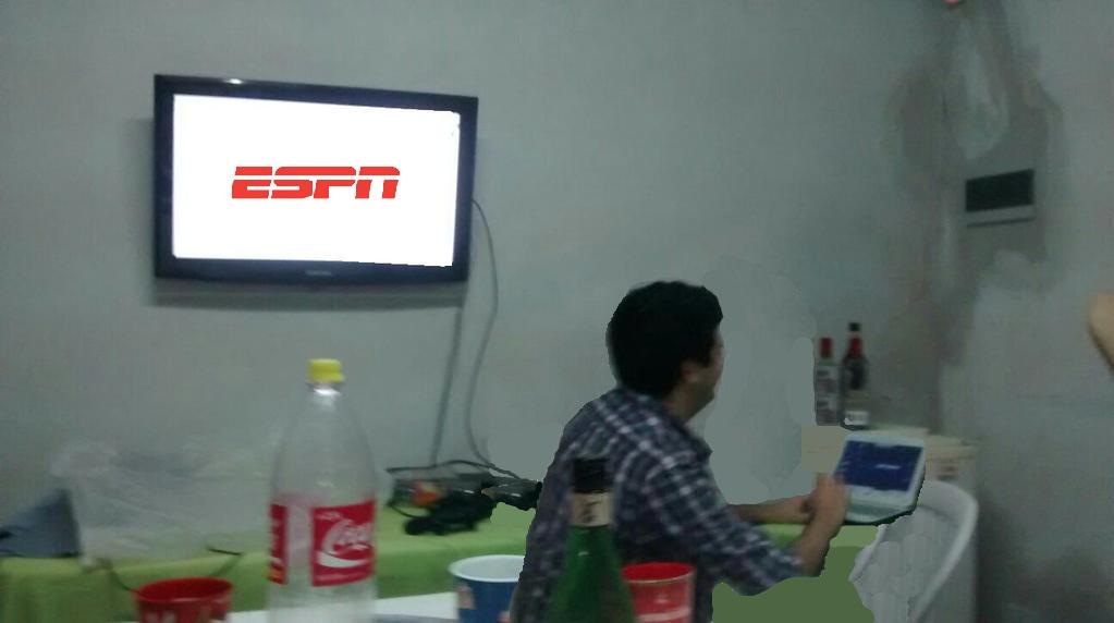 RamiroVeCosas's tweet photo. Ramiro viendo la humedad http://t.co/mVQU8IEe4p
