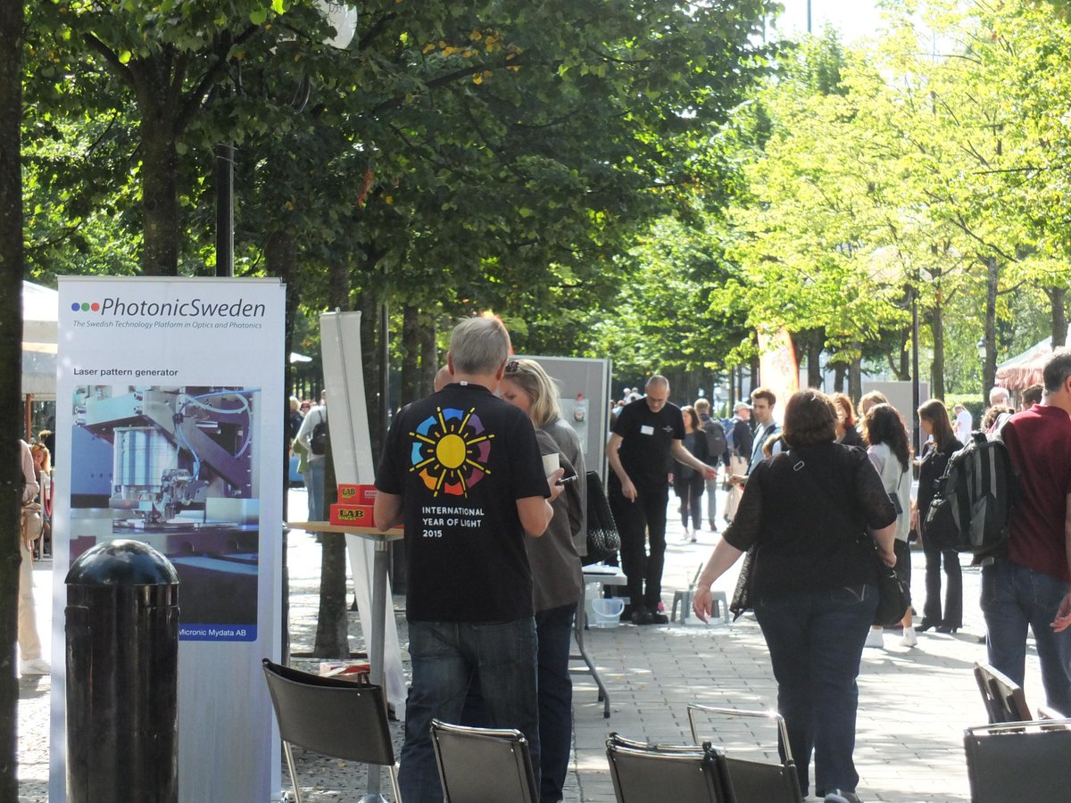 PhotonicSweden's tweet photo. #FysikiKungsan #photonicsregio physics, photonics, optics outreach event in Stockholm  - a great success! http://t.co/irOpq7iY3W