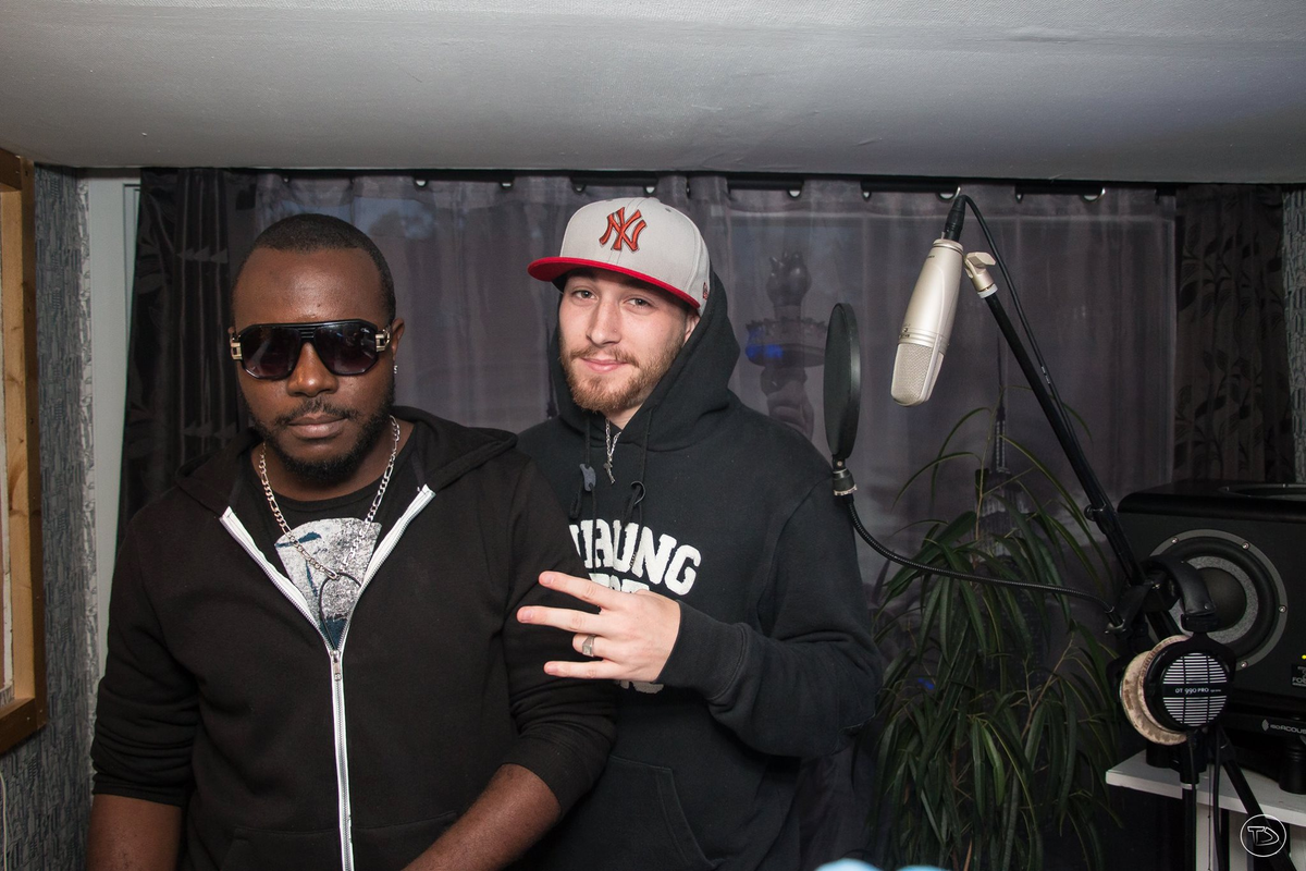TRICKYD3SIGN's tweet photo. Session studio avc @DjelassSaty #AlaFresh #WorkHard #Fastlife #Photography #Connection #TD #TrickyDesign http://t.co/0RnYxyCNFK