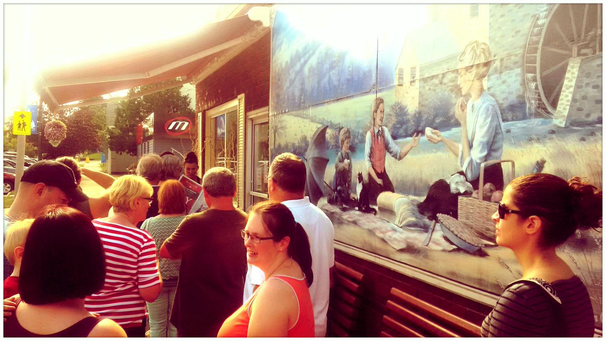 DSHDuke's tweet photo. Just another Saturday morning outside the Offshore Bakery in #SouthamptonON #flaxbread #worththewait http://t.co/v6ff5eTKA3