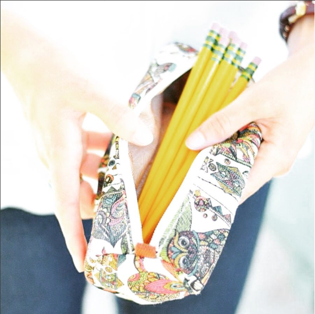 Sakroots's tweet photo. Stash in style #sakroots #colorfulart #pencilcase #spiritdesert #SRinSession #backtoschool π·: @ashleighsutlive http://t.co/vM2sgHQkTq