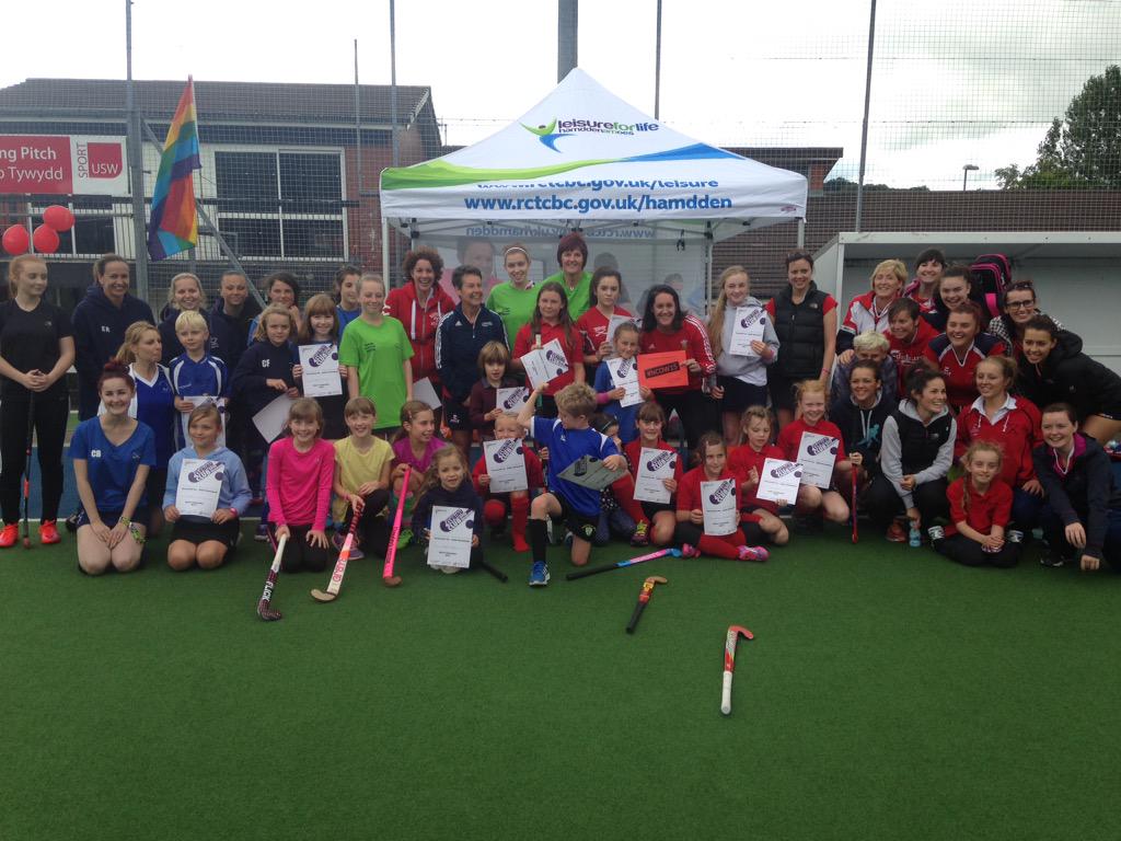 Fantastic to see both seniors &amp; youth of <a href="/LlanLlanHC/">Llan&Llan Ladies HC</a> &amp; RLHC coming together! 😁👌🏼 #HockeyFamily #RedArmy #NCOW15