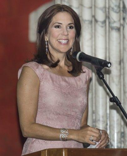DanishMonarchy's tweet photo. Crown Princess Mary in Copenhagen Award Ceremony last night http://t.co/KnvQTgVyJG