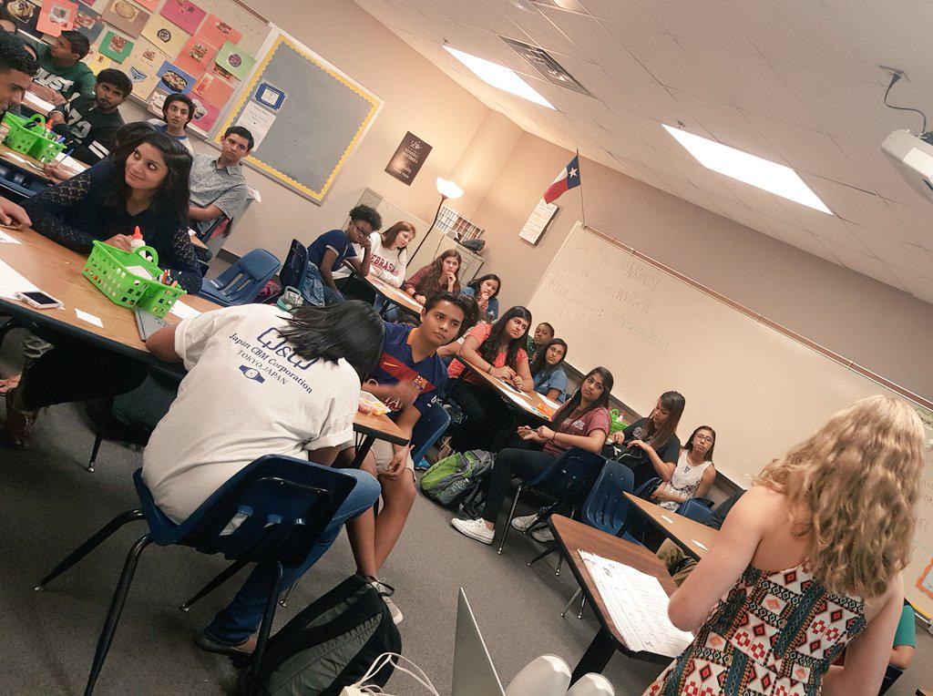HebronHS_FCCLA's tweet image. 1st meeting of the year!!! #hhs_fccla1 #fullhouse #connectcommit