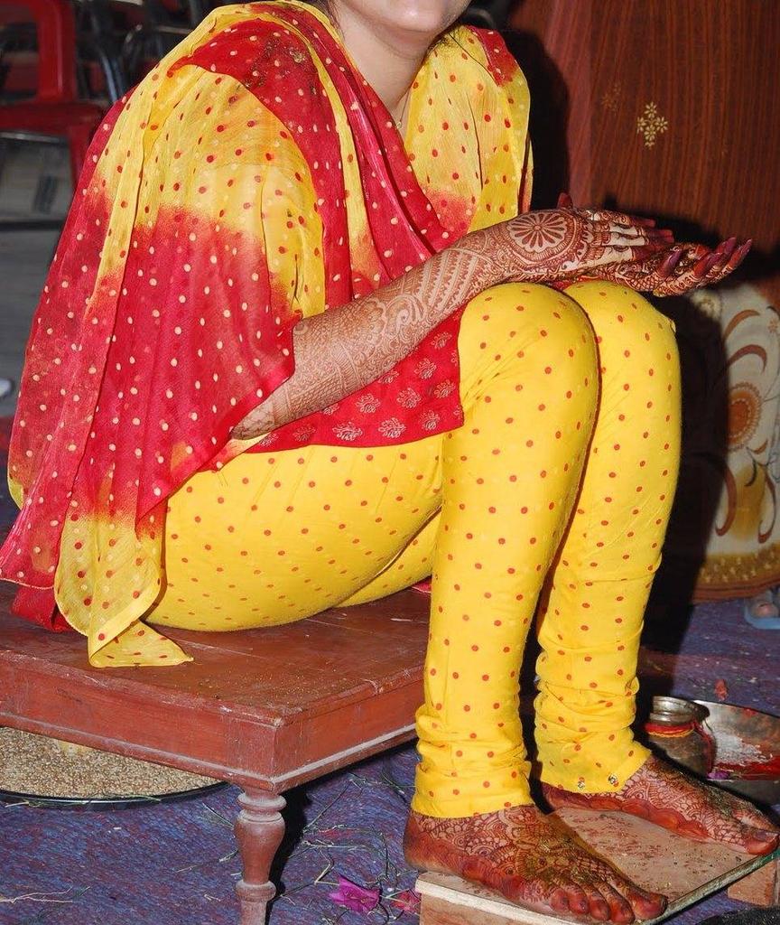 filleluv's tweet photo. #DesiLeggings #desihot #desigirl #fatass http://t.co/Xuv64X69qe