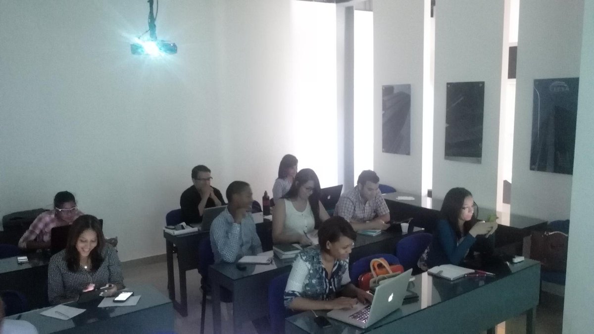 joseiurena's tweet photo. En práctica de estrategias digitales #SocialMediaSTGO @followbrandsrd Cc: @carlosllub http://t.co/aBZA8T23Wc
