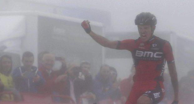 Spagna: la Vuelta si tinge tricolore tra la nebbia