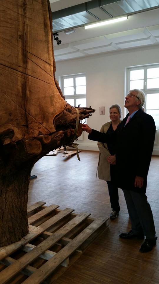 #museumsnacht #kassel: OB #hilgen in der Ausstellung Materialität im #kulturbahnhof. museumsnacht.de (emr) http://t.co/jghtNS7V0m