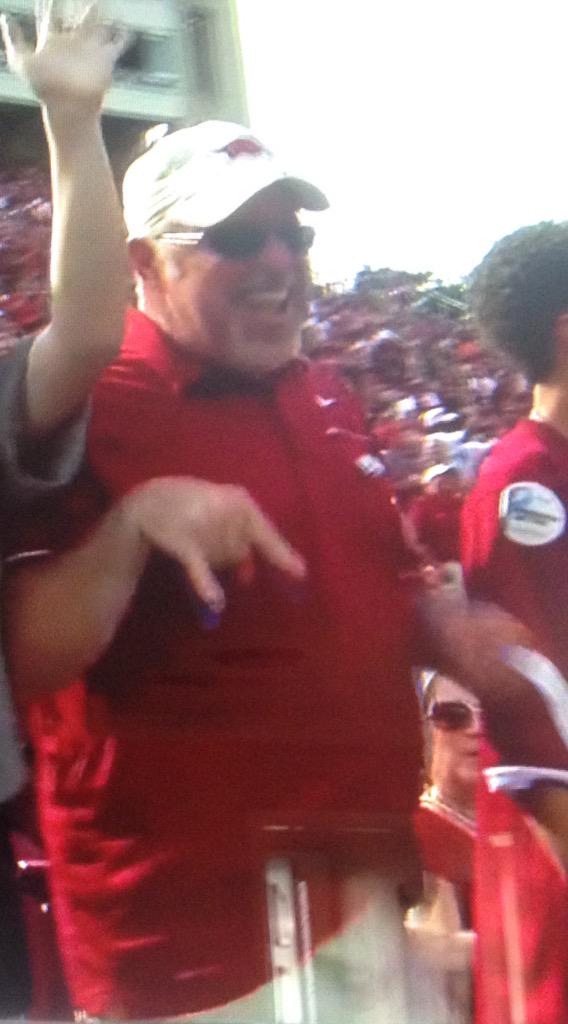RealMattGraves's tweet photo. The more things change, the more they stay the same. #HornsDown sign at #UTEPvsARK game. #WPS #NeverYield http://t.co/v6Sv3f9xUD