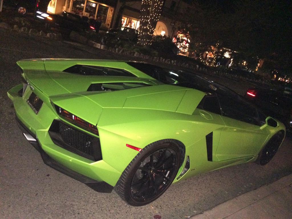 SnugglesMAR's tweet photo. Last #Lamborghini from #MontereyAutoWeek #sidewalkcarshow #Aventador #itsnoteasybeinggreen #CarmelByTheSea http://t.co/OOuSFuyRgH