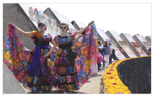 LopezCotero's tweet photo. Se acerca la fecha del día de muertos y los centros comerciales ta están en lo de Navidad 😖 http://t.co/lFH3Huw0F7