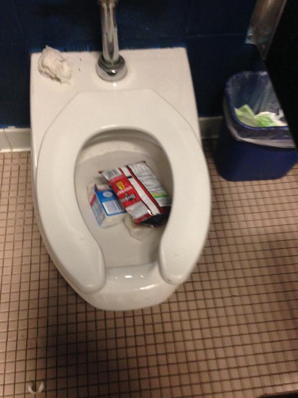 learinmchu61107's tweet photo. wow my school is so classy http://t.co/uIR9zzp5d4