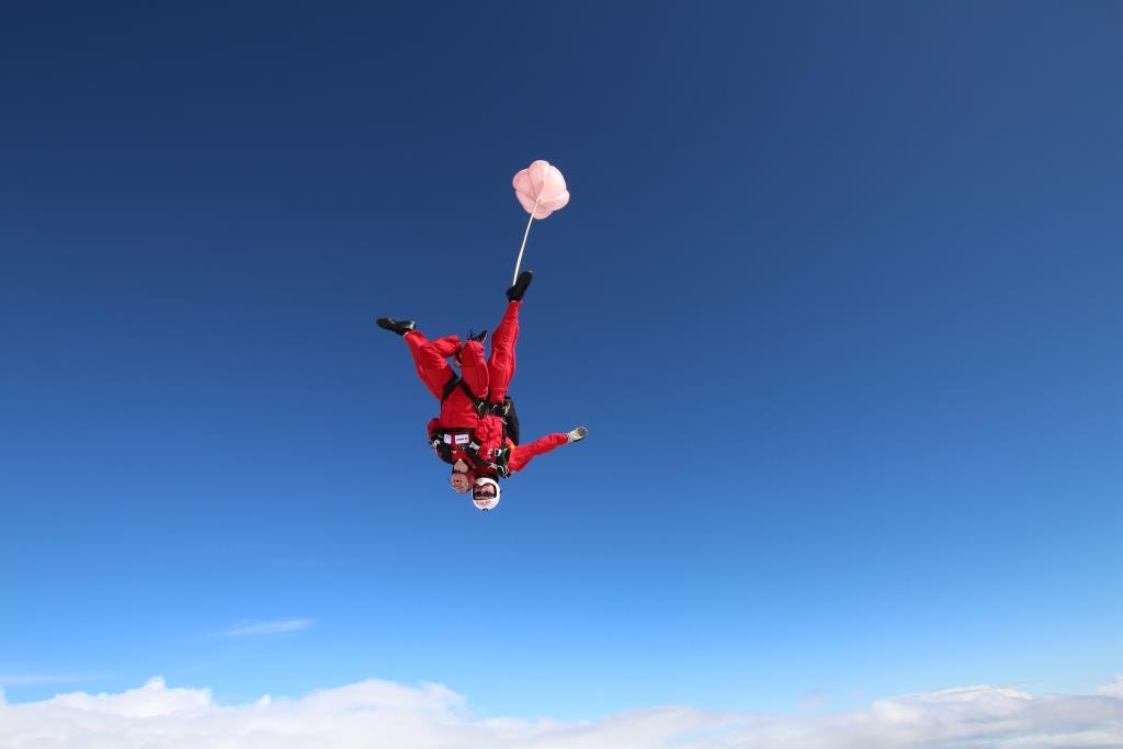 LeondinaL's tweet photo. Tandem freefall with @RedDevilsOnline - they were awesome!! Wanna jump out of a plane - do it with @RedDevilsOnline http://t.co/iHUmlNvP1s