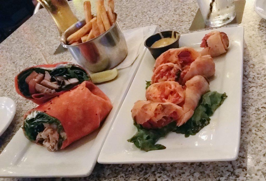 MainStreetCook's tweet image. Great atmosphere at Kelsey's on Clifton Hill #niagarafalls #reubenEggrolls