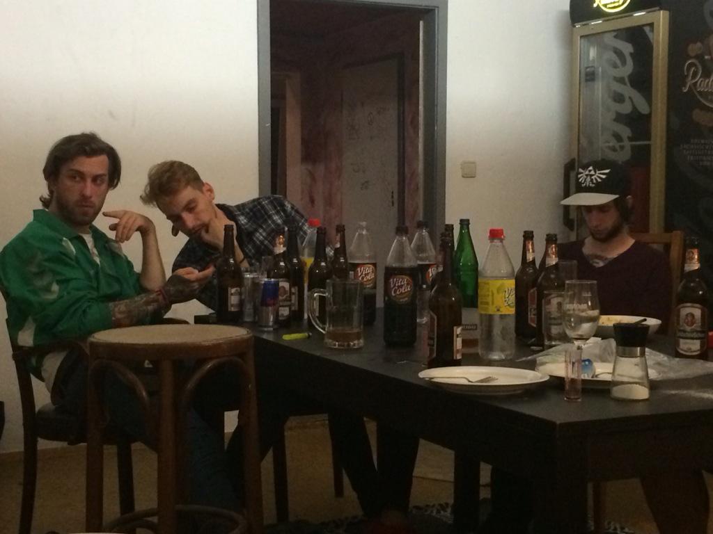 TommSwastika's tweet photo. @TOK_Official backstageeeee http://t.co/FApZb4hHq4