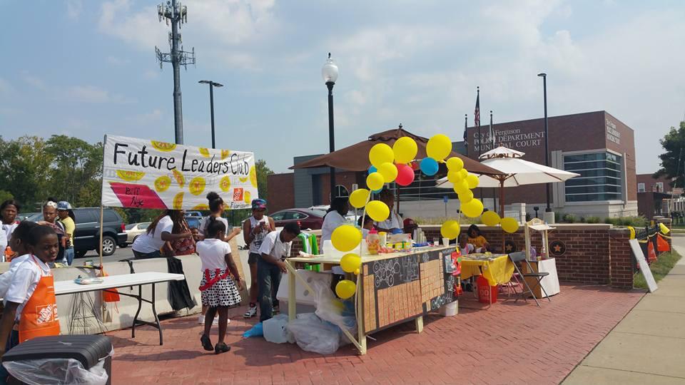 Home3034's tweet photo. Lemonade Week at Ferguson Police Department. Great cause and great kids! http://t.co/52zdVNeYY5