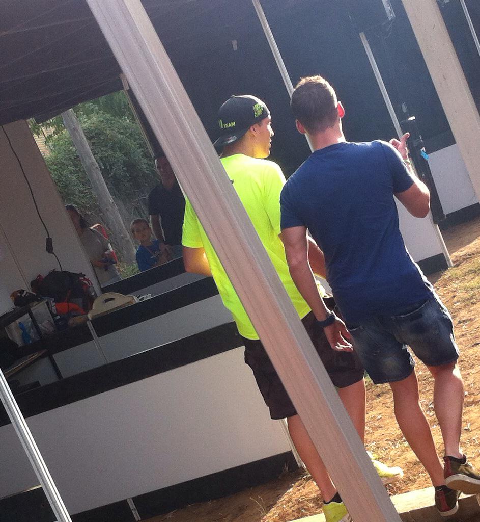 Teamwork! Treballant junts, compartint consells i sempre amb1 somriure. Són uns craks! <a href="/polespargaro/">Pol Espargaró</a> <a href="/AleixEspargaro/">Aleix Espargaró</a>