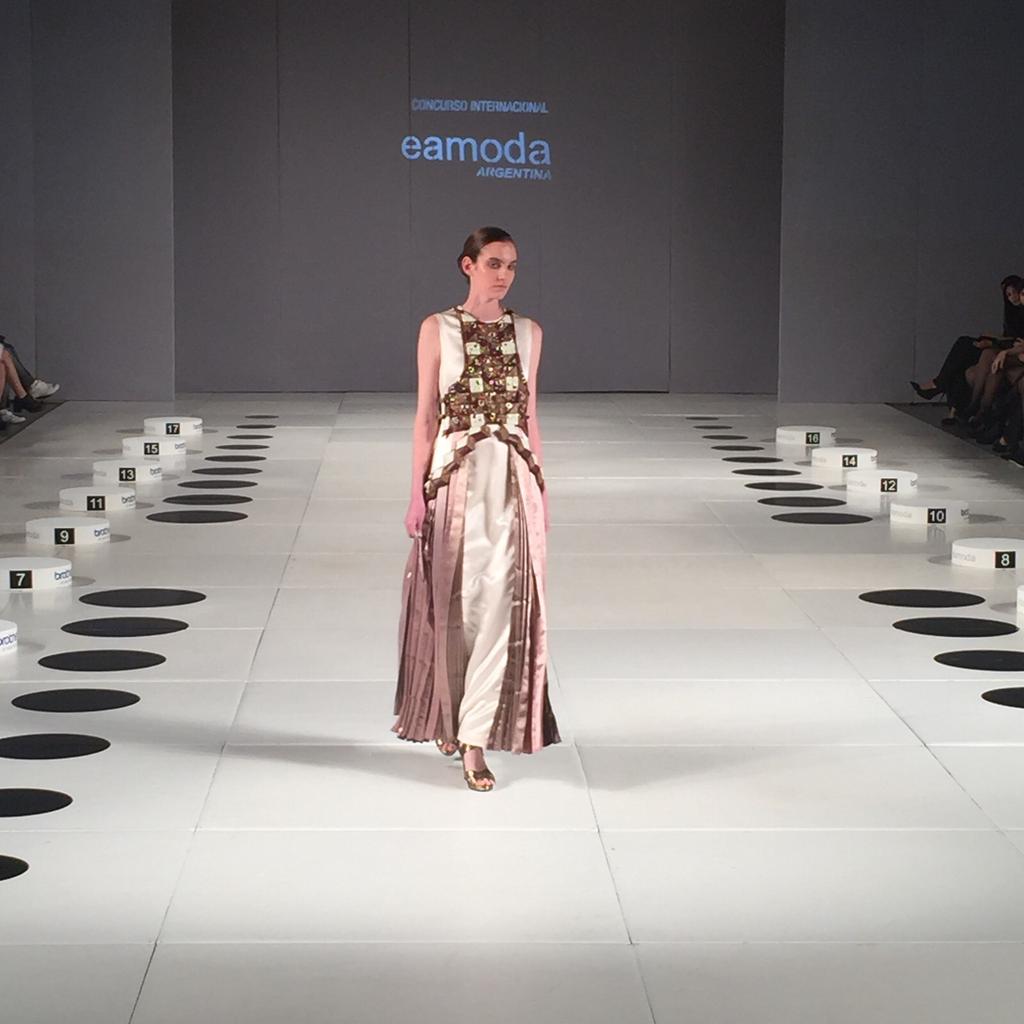 designers_ba's tweet photo. Seguimos conociendo los diseños de @eademoda @designers_ba #DesignersHSBC http://t.co/NnyxvFMXe8