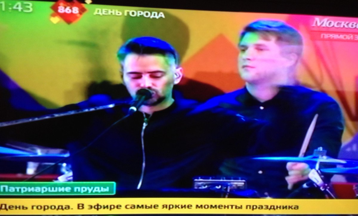 Возмутительно, что на одной из площадок дня города наша группа поет на английском! Подобное надо строго запрещать!