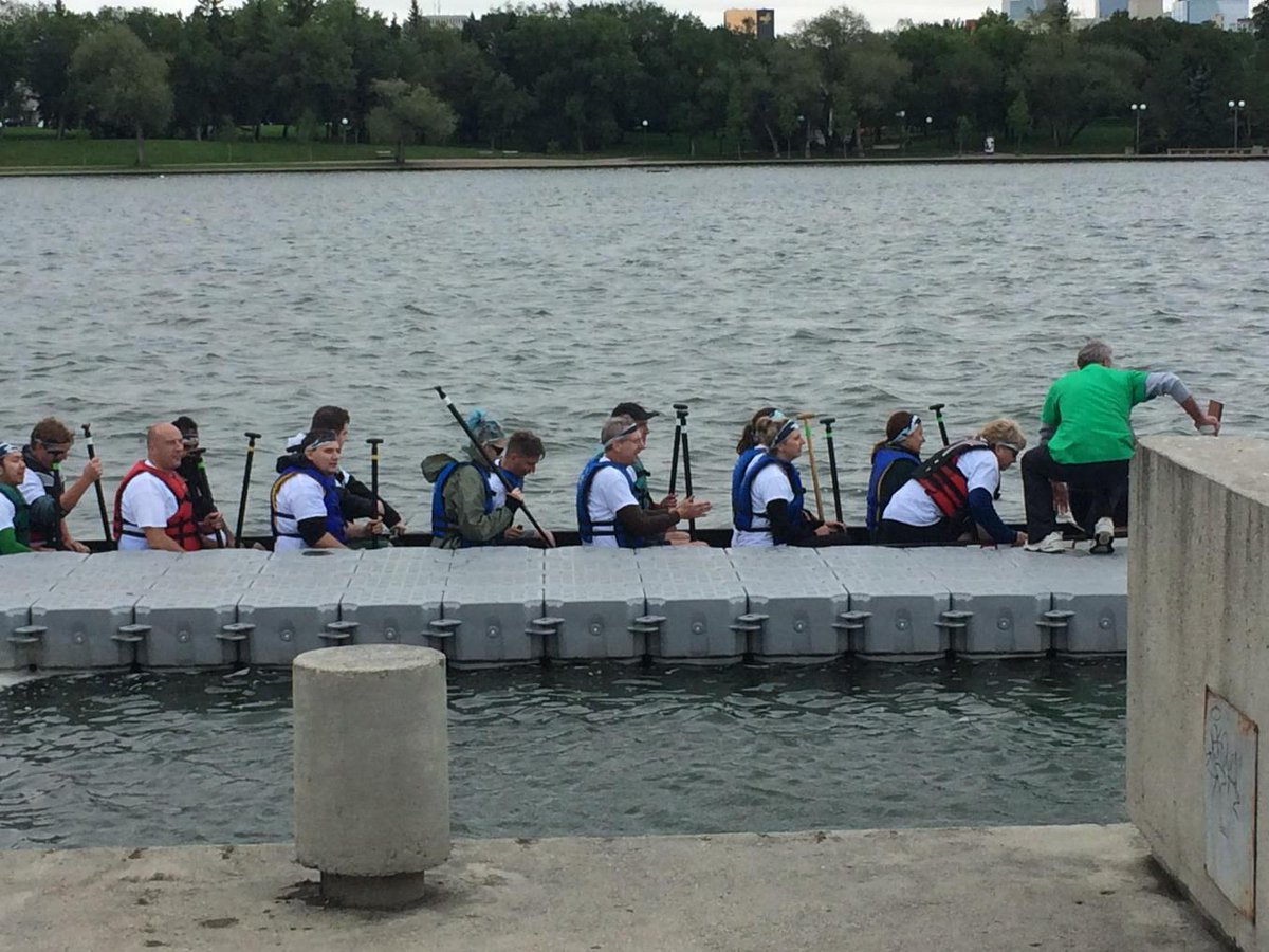 murrayMcc57's tweet photo. Things we do for family. Watching wife, daughter at dragon boats with #accesscommunications #socold #hubbyofyear http://t.co/2h8niUgh8r