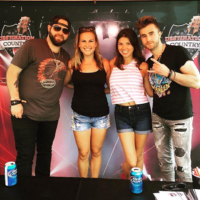krysXtyna's tweet photo. Blake Shelton's babies...Swon Brothers, 3 for 3!! @jessstilletos and I meeting all the artists. #WeBeJammers #StopJ… http://t.co/uEvMYUCjcB