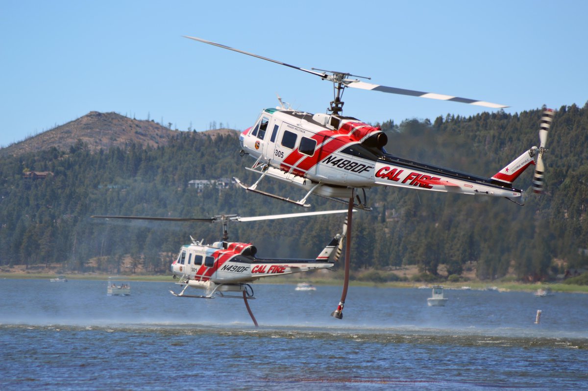 JhawkFire's tweet image. #CALFIRE #SummitFire CALFIRE Copters 301 &amp;amp; 305 GettingWater2DropOnRecentBigBearFire.Kudos CF DeputyChief Steve Shaw.
