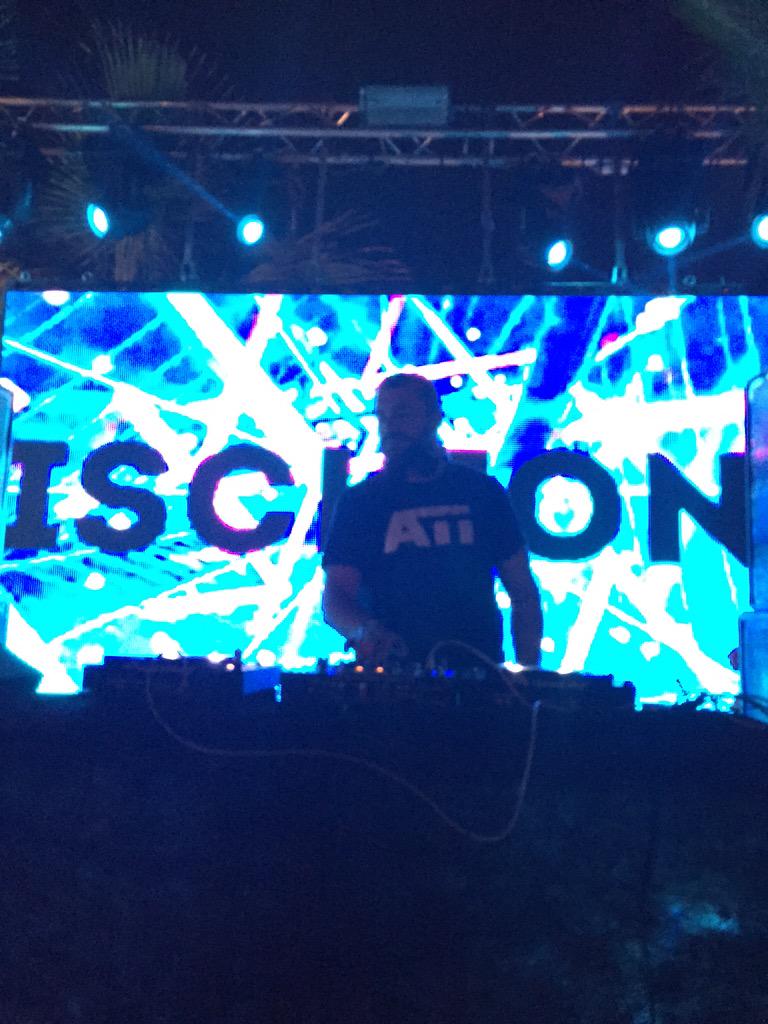 SoundglassesFes's tweet photo. Ischion en sesión!!! Que empiece lo bueno!! #soundglasses #deejays #thebestdjs #festival #night #party #music http://t.co/zJkC3LG8GZ