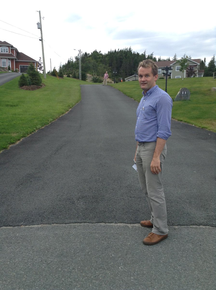 SeamusORegan's tweet photo. They do everything bigger in Bay Bulls...including their driveways! 

#sigh #sorecalves

@GoKnockDoors http://t.co/eNF18y9Xel