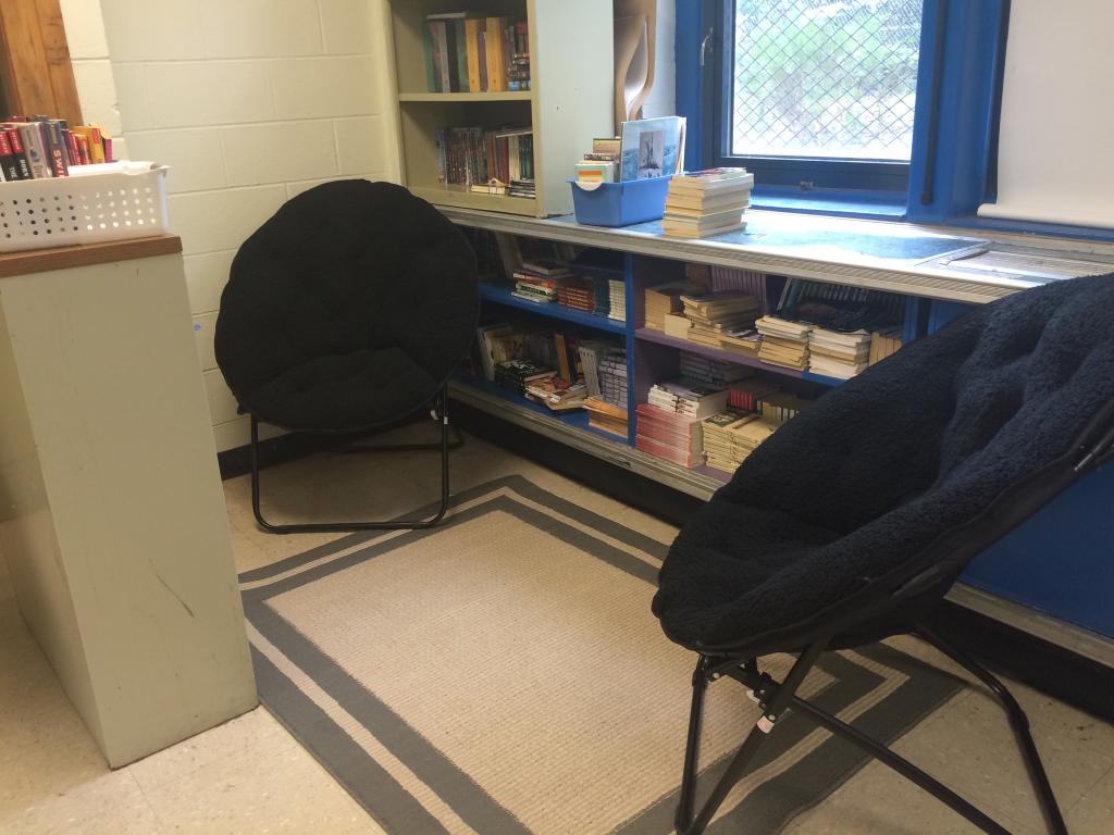LyonK8's tweet photo. New reading nook in grade 7 and 8!  Thank you Mrs. Hanrahan and Donors Choose #donorschoose #welovereading http://t.co/yUWsVOslxv